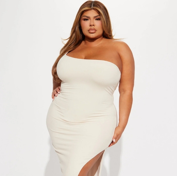 Fashion Nova Maxi Dress - Picture 3 of 4